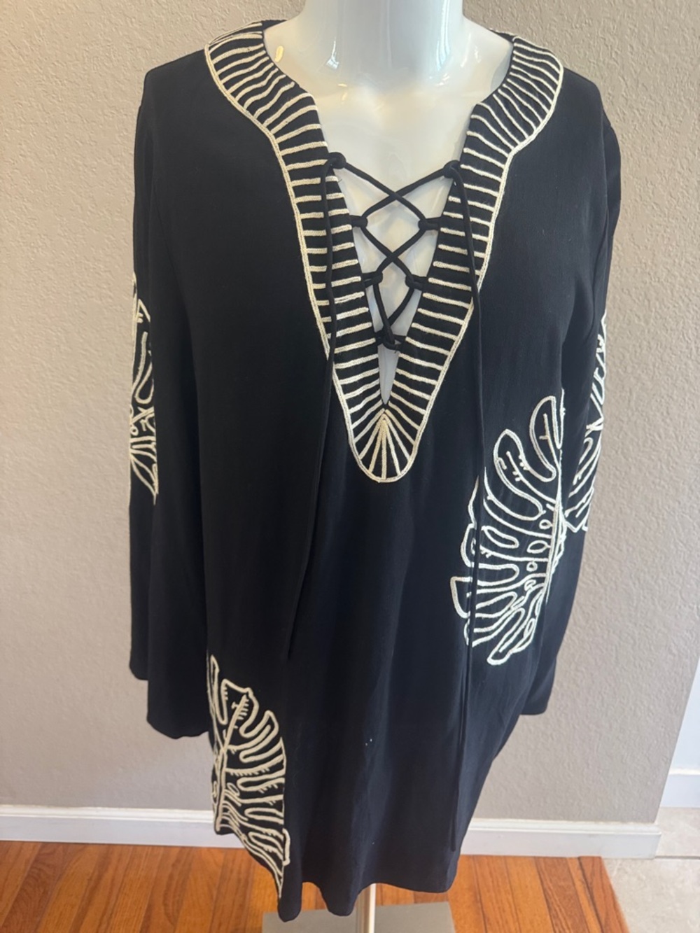 Celandine Black Tunic Dress with White Embroidered‎ Leaf Motifs Womens XS/S